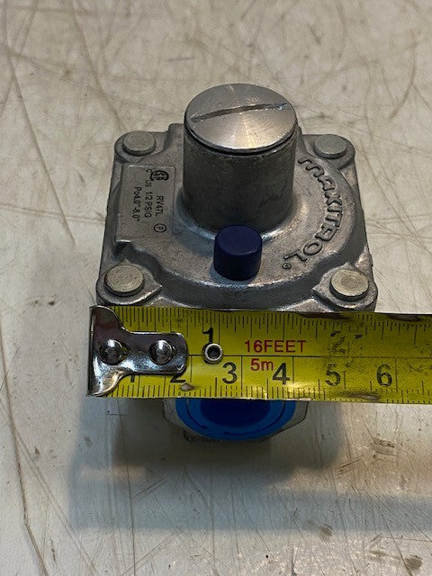 Maxitrol RV47L Natural Gas Pressure Regulator 1/2" FPT Thread 13/16" In and Out