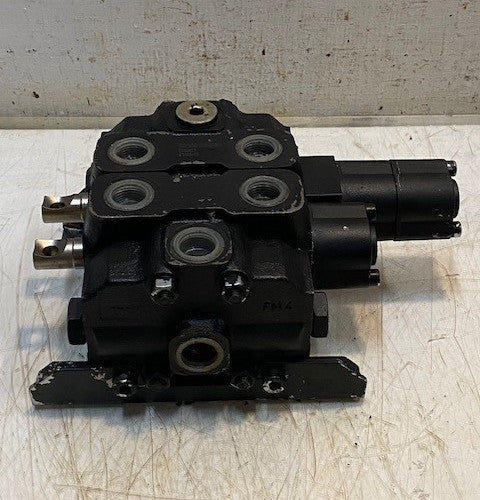 Multi-Spool Hydraulic Control Valve Assembly D060652NSN0000015 | 3042429
