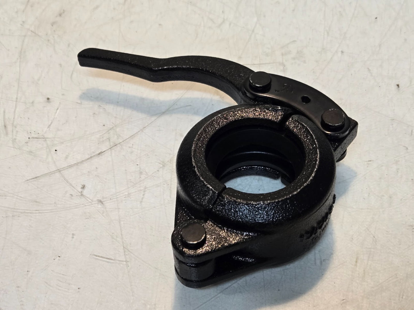 Shurjoint Black Hinged Lever Grooved Coupling G28 | 1-1/2" | 1-1/2"/48.3