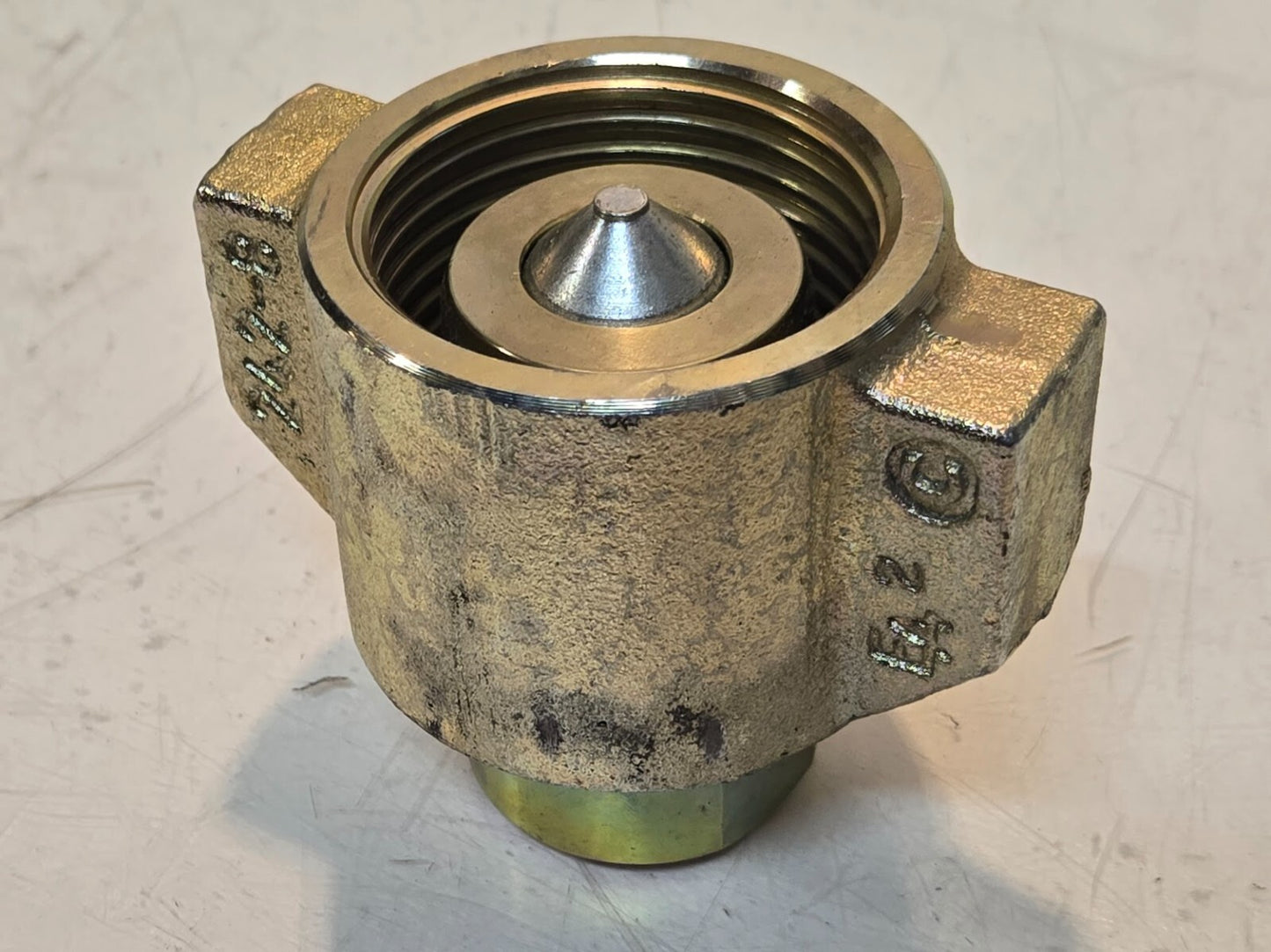 Dixon 242-8 Perfecting Coupling Series WS Wingstyle Hydraulic Threaded Coupler