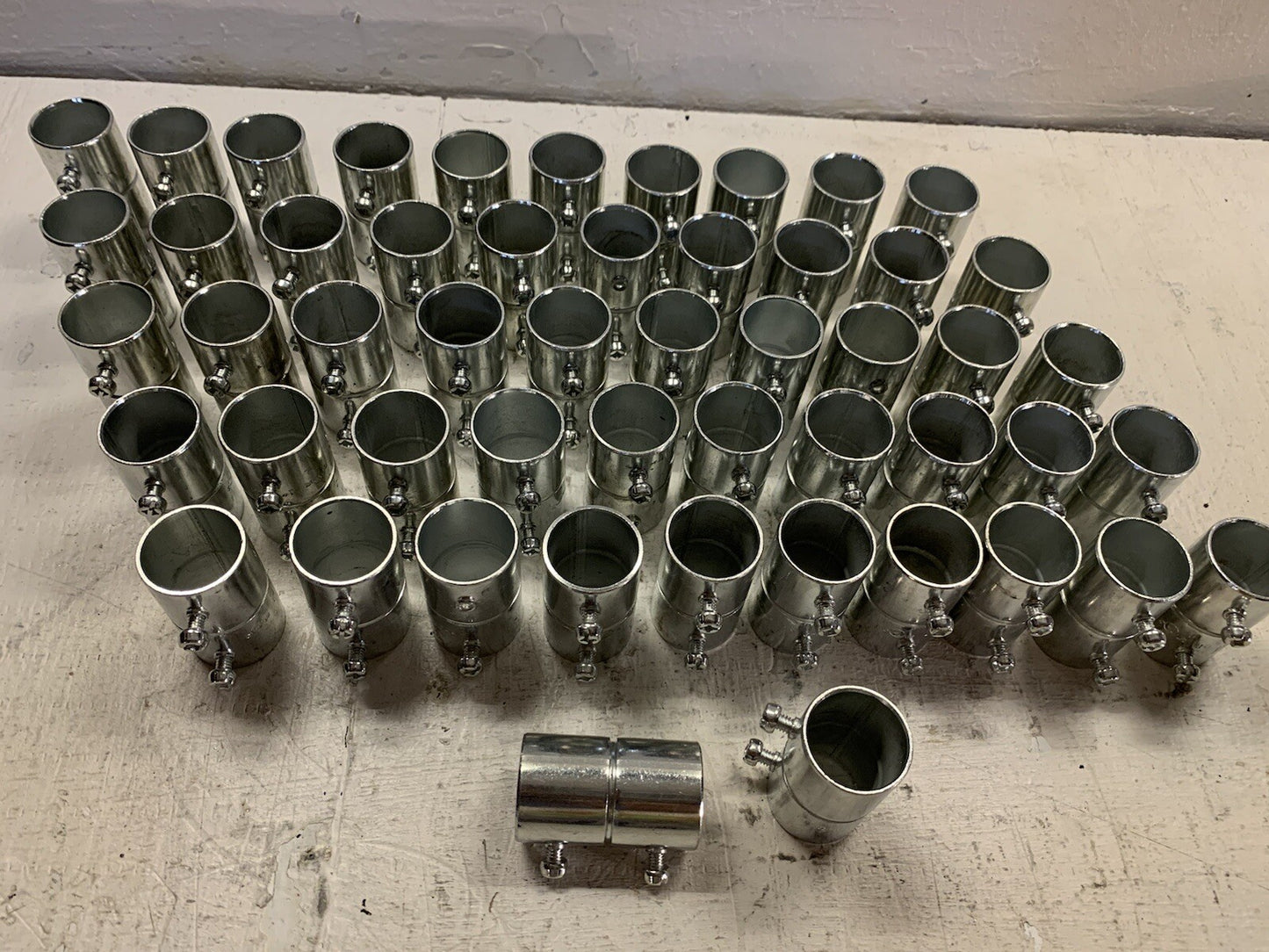 Pack of 52 Cooper Crouse 1” Trade EMT Conduit Couplings Steel, Noninsulated
