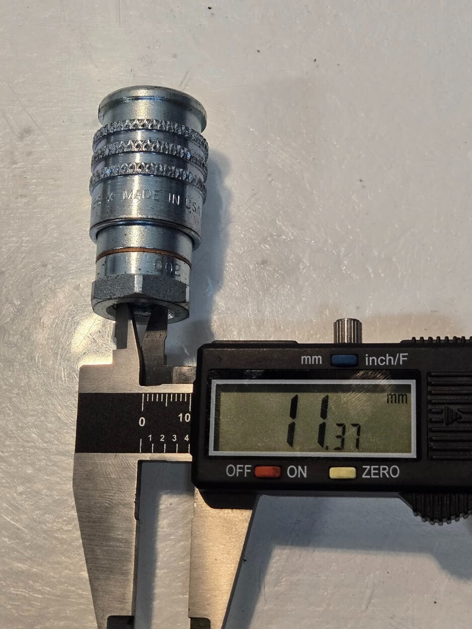 12 Quantity of Aeroquip FD40-200 1/4" Pneumatic Couplings 1/4" FPT (12 Quantity)