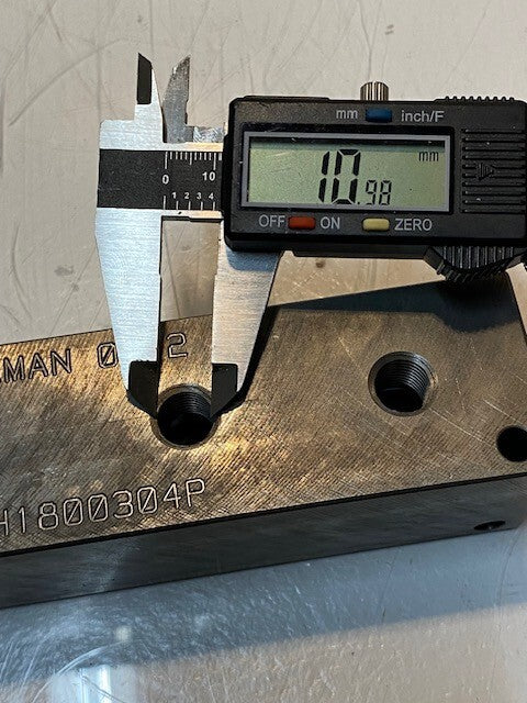 Daman Hydraulic Manifold Block 0212 DH1800304P 5-1/2" x 1-11/16" 11mm Top Holes