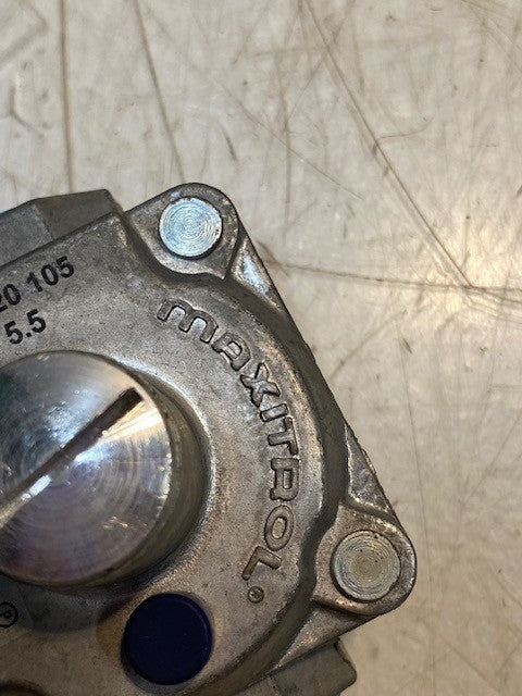 Maxitrol RV47L Natural Gas Pressure Regulator 1/2" FPT Thread 13/16" In and Out