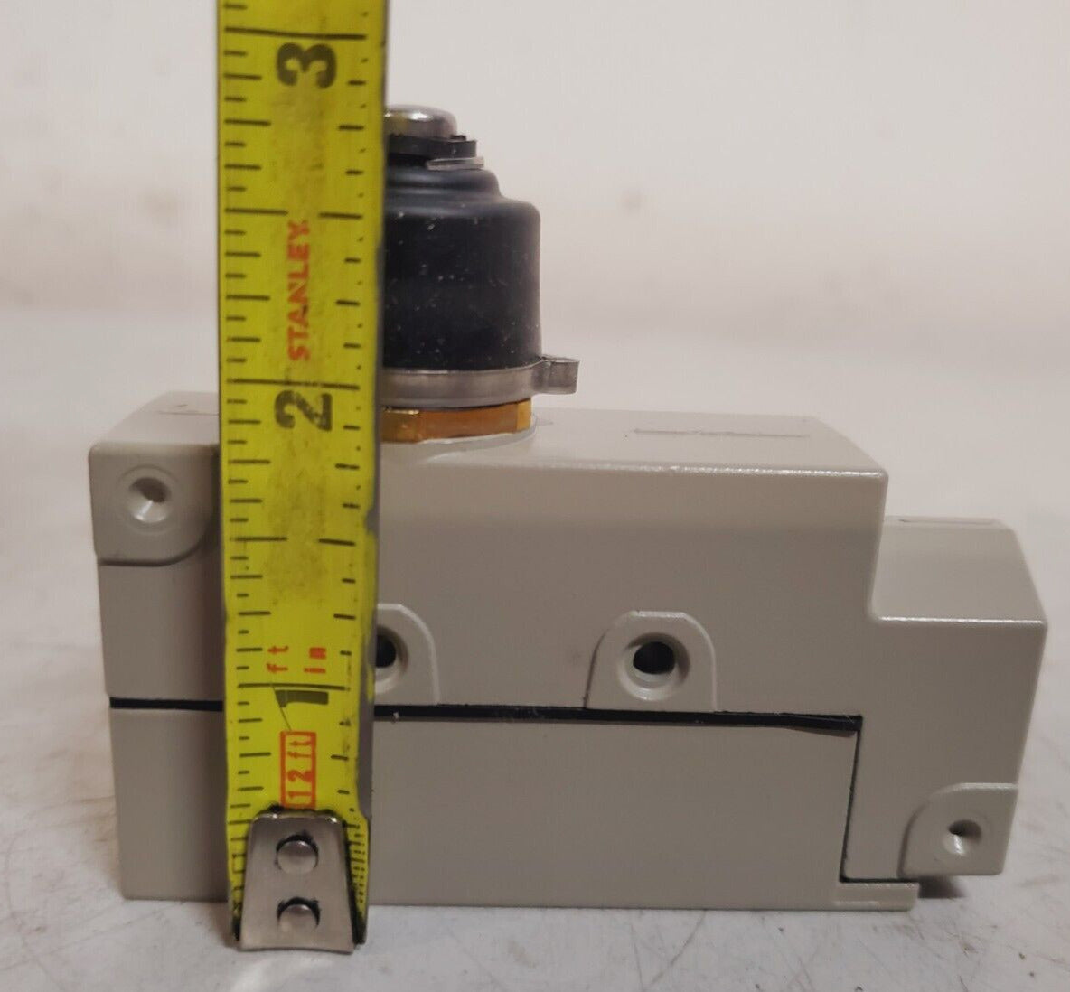 Omron Limit Switch ZE-N-2S | 6587 | 19X22Z4