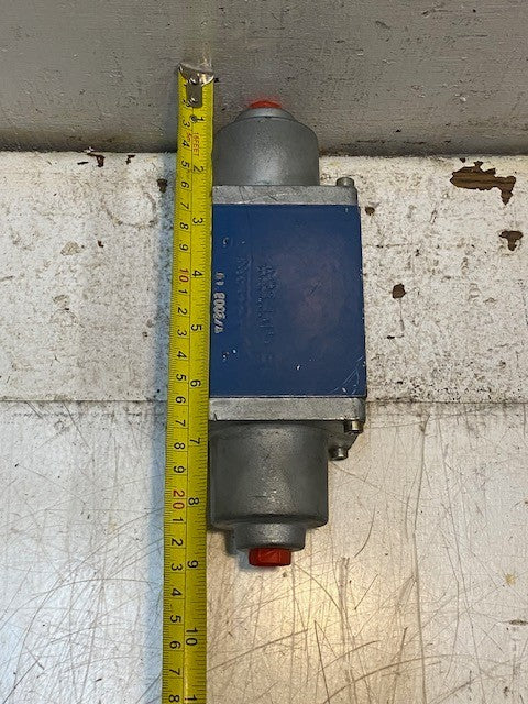 Hydraulic Directional Control Valve 821149EE 9" L 3-3/16" W 2-3/4" H 11mm Holes