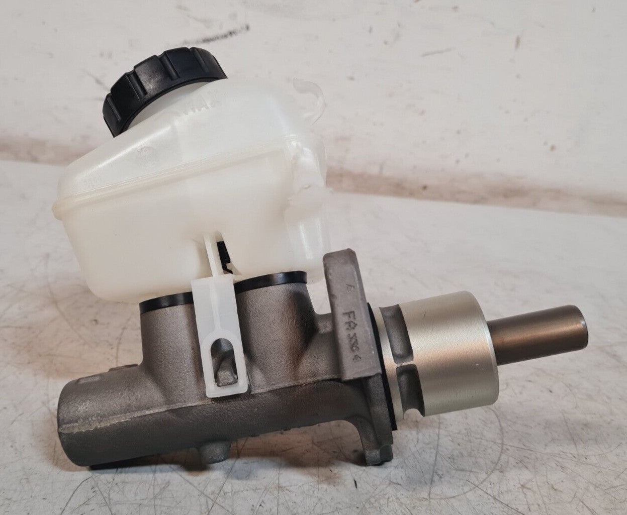 Delphi Brake Master Cylinder Vacuum Booster Pump with Oil Tank 5617 | FA3364