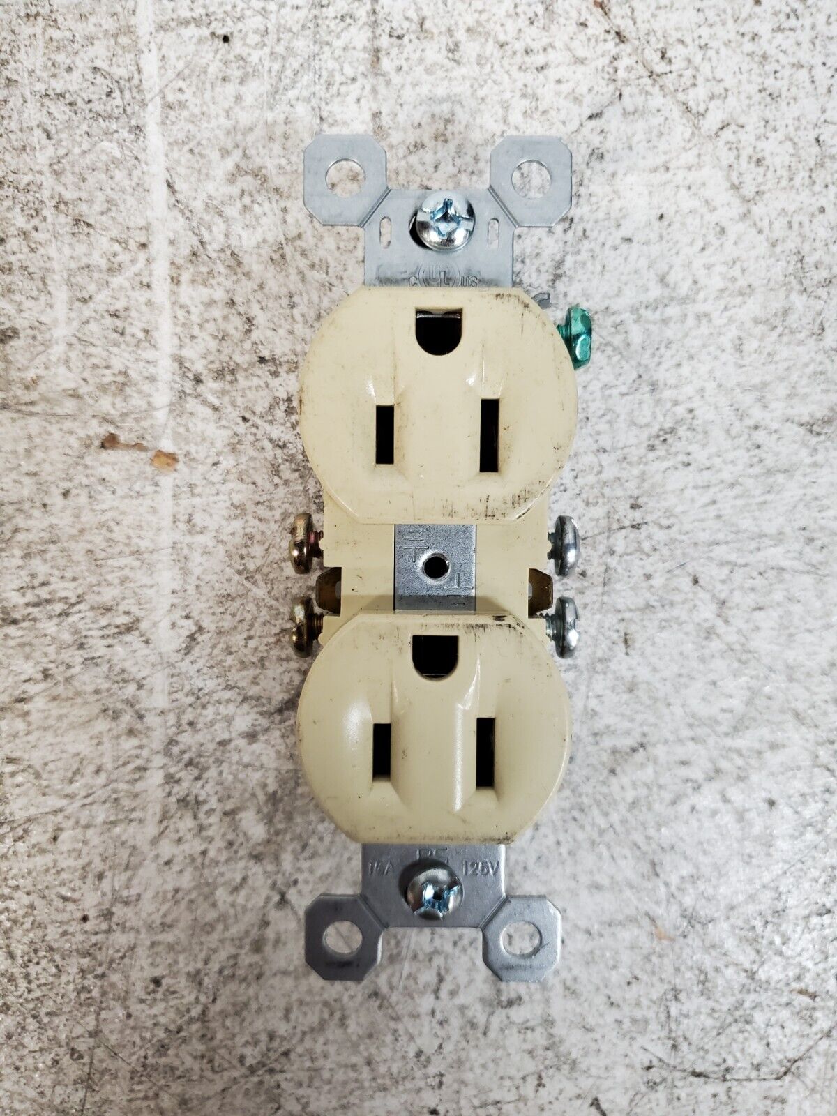 24 Qty P&S Duplex Receptacles 3232-I | 3232-LA | 3232-W 15A 125V (24 Qty)