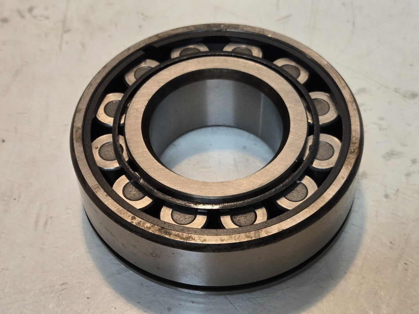 LBC Cylindrical Roller Bearing 4302712 | 83 mm OD x 38 mm Bore x 25.4 mm Thick