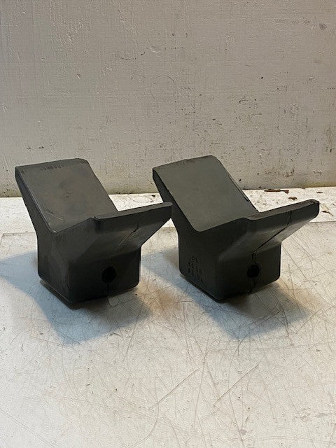 2 Quantity of Yates 6Y33 Boat Trailer Black Molded Rubber V Bow Stops (2 Qty)