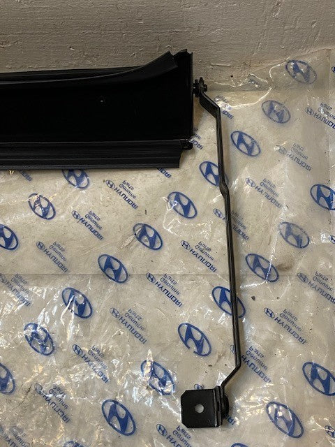 Hyundai 81621-29000 Rear Drip Rail 29-1/2" Long 3" Wide