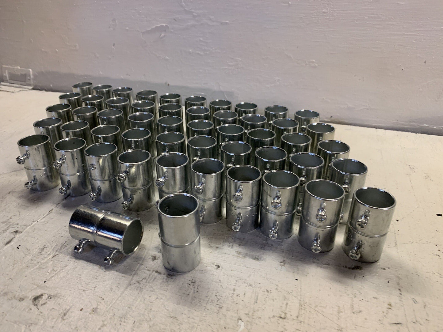 Pack of 52 Cooper Crouse 1” Trade EMT Conduit Couplings Steel, Noninsulated