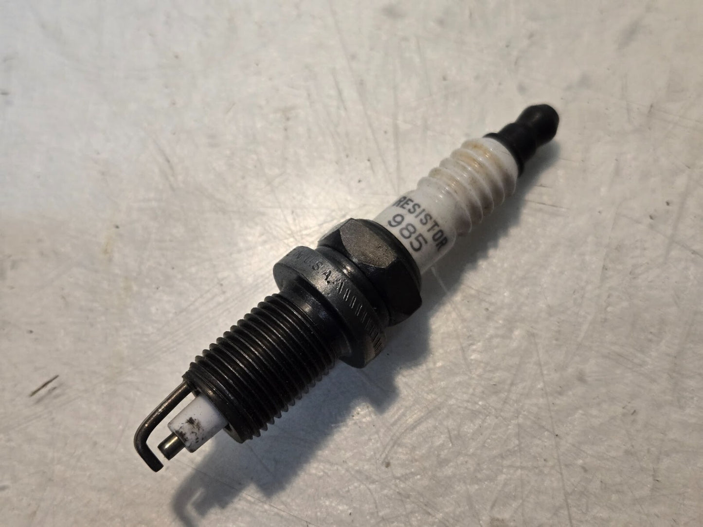 21 Quantity of Autolite Resistor 985 Spark Plugs | 14mm Thread 16mm Hex (21 Qty)