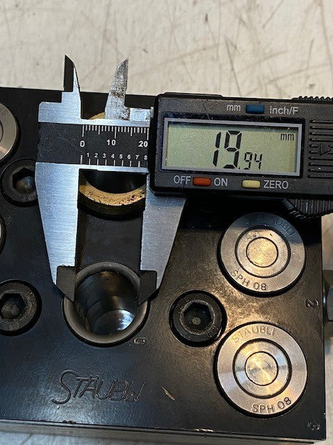 Staubli SPH 08 Hydraulic Manifold Block 5-1/4" Long 4-1/4" Wide 3" Tall