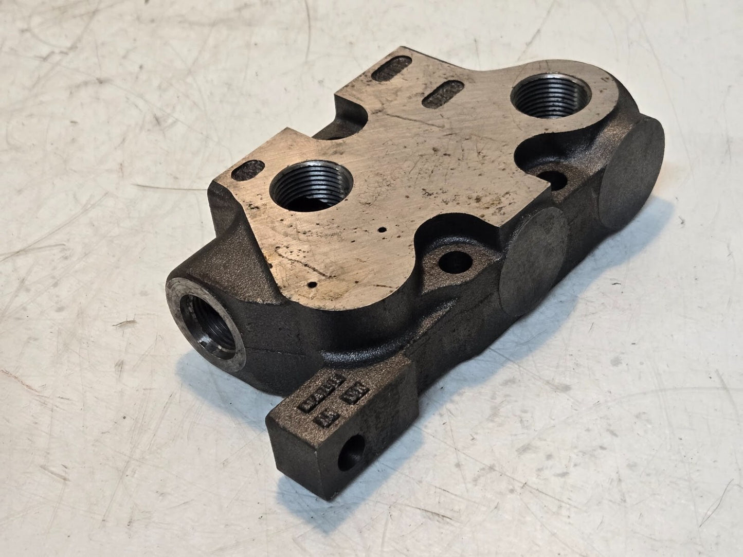Hydraulic Manifold RSM 4 | 1/2 in FPT Side Inlet | 3/4 in FPT Face Inlet/Outlet