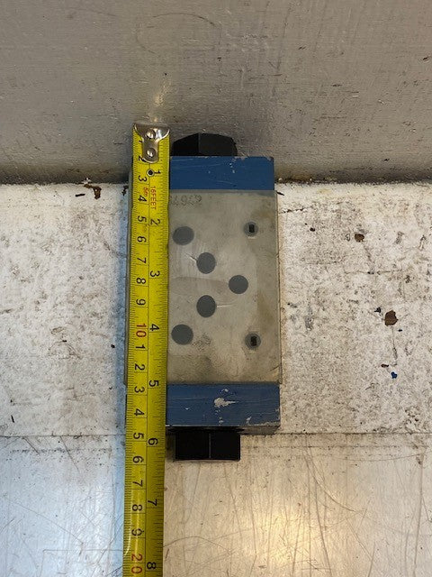 Hydraulic Check Valve 164942 | 40/98 | 6-1/4" L 2-3/4" W 1-7/8" H