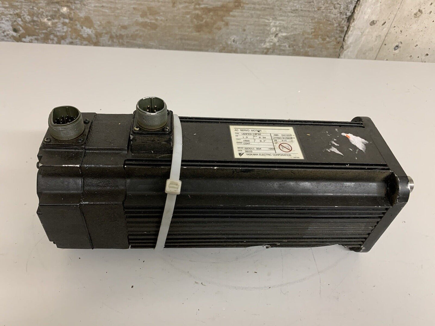 Yaskawa USAFED-13FS2 AC Servo Motor 1.3kW 1500 Rpm SLIGHTLY DAMAGED