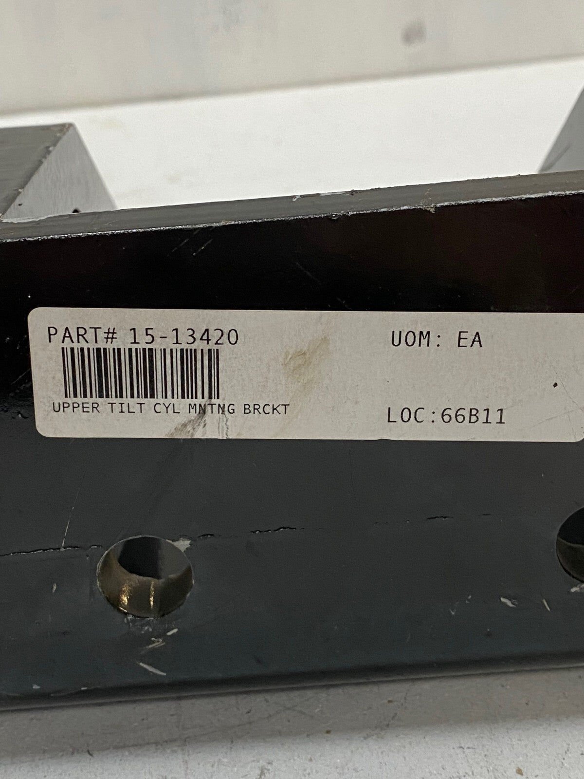 15-13420 Upper Tilt Cyl Mntng Brckt 66B11