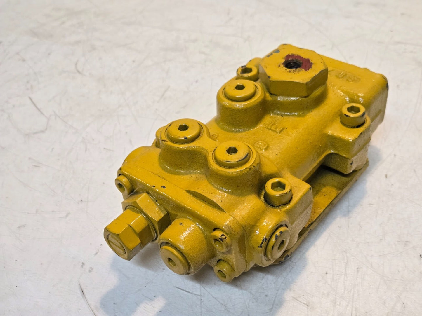 Hydraulic Control Valve SD7X6 | 9-1/2" x 4-7/8" x 3-1/2" | 10 mm Thread