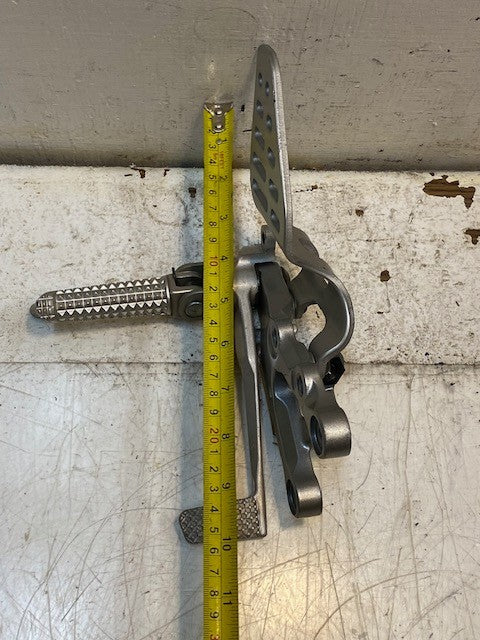 Motorcycle Rear Right Footrest Bracket and Peg Assembly 2C0-3 | 5SL-4