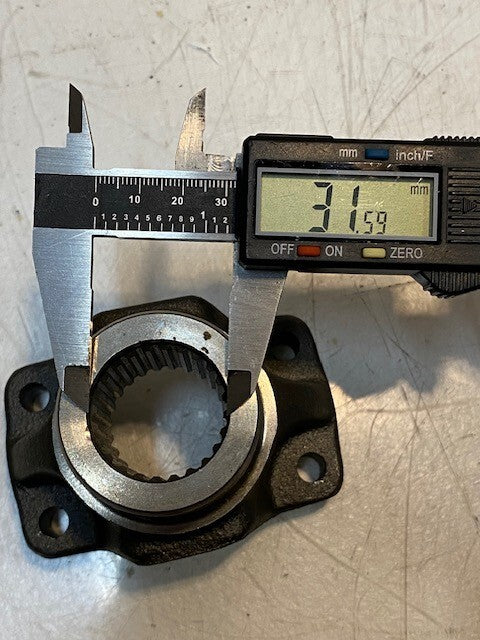End Yoke C-268391 | 3-5/8" L 2-1/2" W 32mm Bore 8mm Bolt Holes 24-Spline