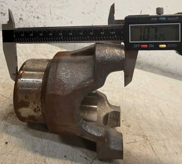 Pinion Axle Flange Yoke SD832 Drivetrain Power Transfer Shaft Coupling Assembly