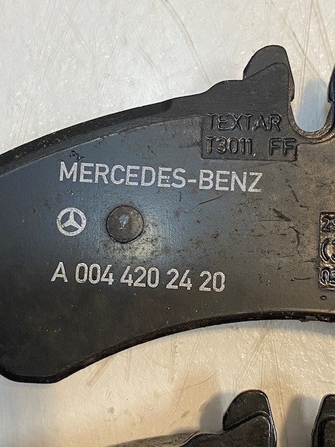 Set of 4 Mercedes-Benz A0044202420 Brake Pads 1053ZC