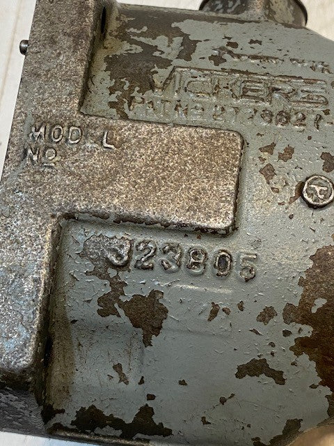 Vickers 323805 Heavy-Duty Industrial Hydraulic Motor 2776627-28