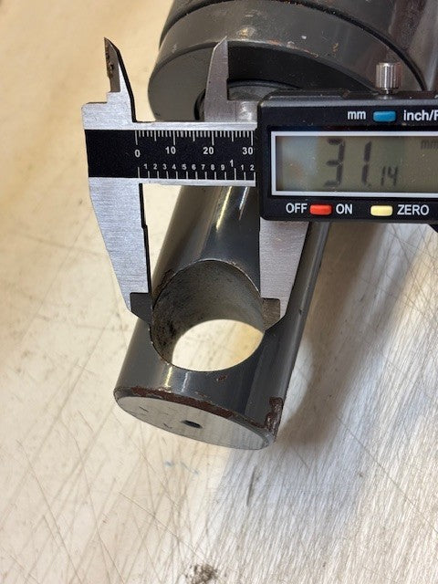 Single-Rod Hydraulic Cylinder for Skid Steer 26" Long 3.5" Bore 2" Shaft