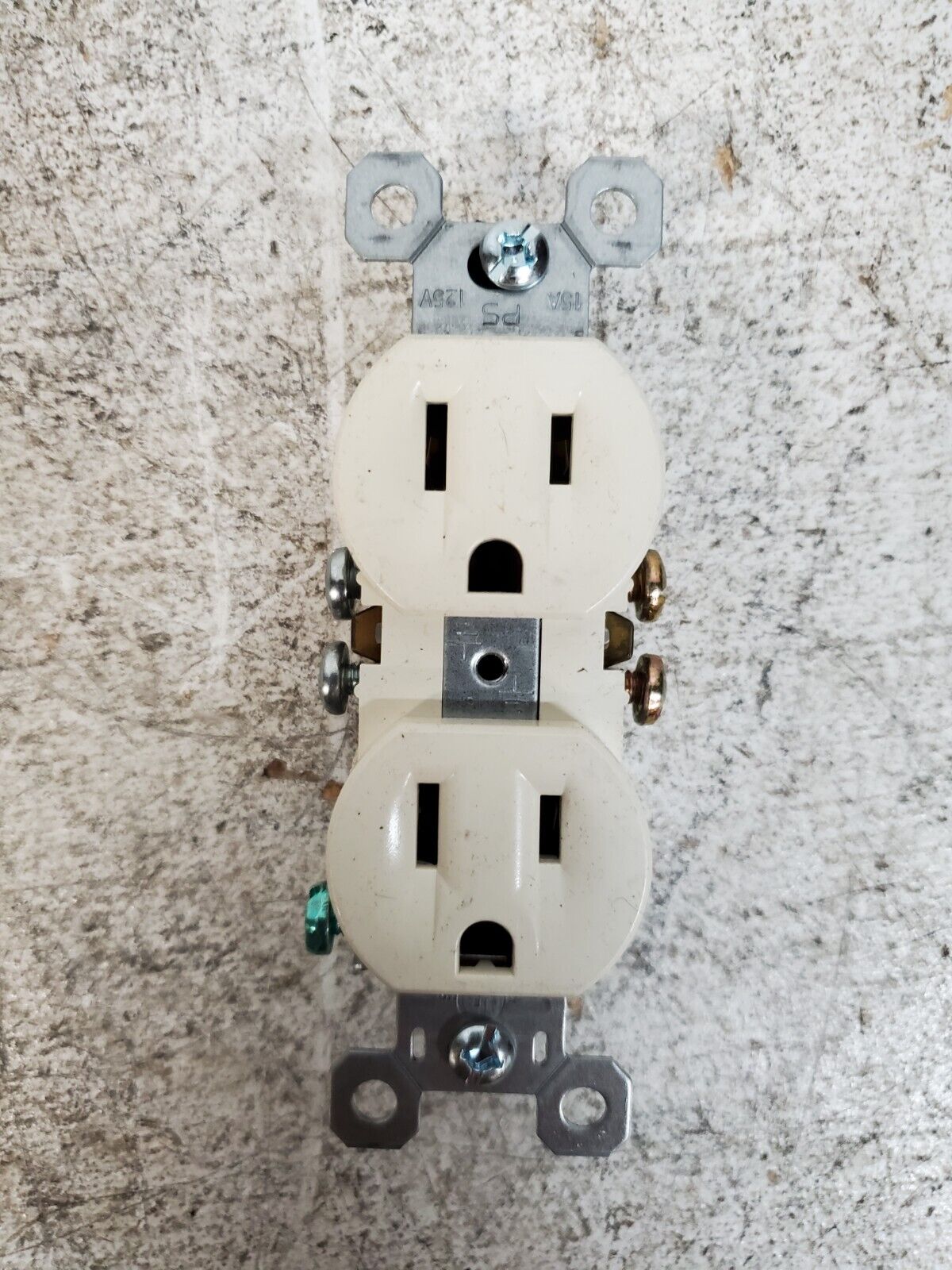 24 Qty P&S Duplex Receptacles 3232-I | 3232-LA | 3232-W 15A 125V (24 Qty)