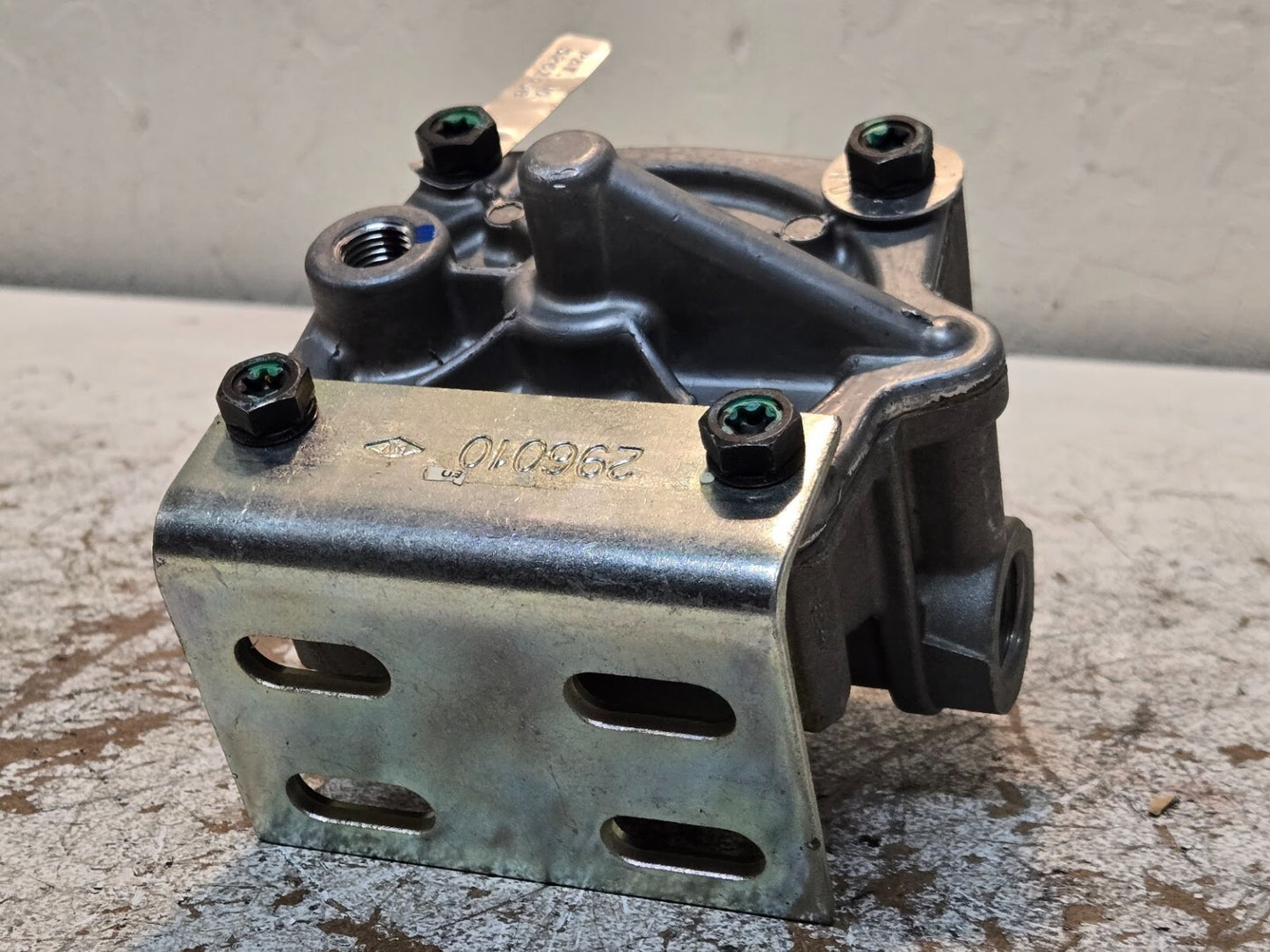 Bendix 109002 R-12P Pilot Relay Valve with 296010 Bracket | 909828