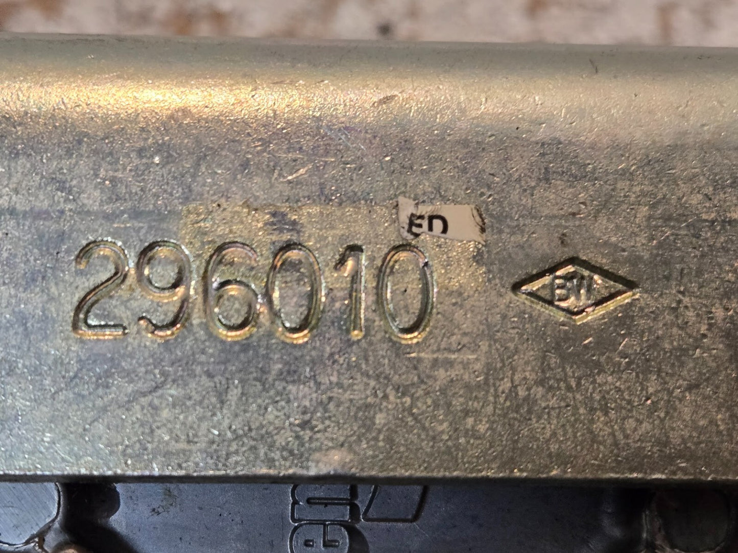 Bendix 109002 R-12P Pilot Relay Valve with 296010 Bracket | 909828