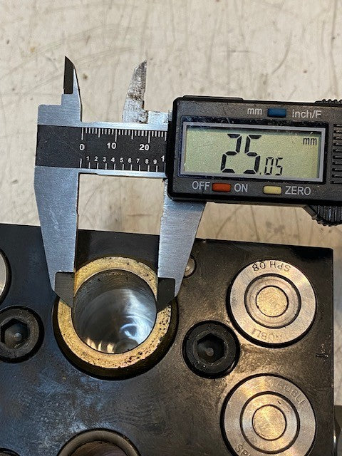 Staubli SPH 08 Hydraulic Manifold Block 5-1/4" Long 4-1/4" Wide 3" Tall