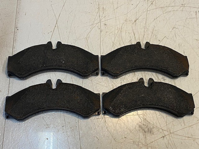 Set of 4 Mercedes-Benz A0044202420 Brake Pads 1053ZC