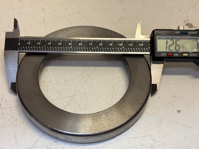 UD Trucks Genuine Parts Seal Retainer | 43224-Z5002