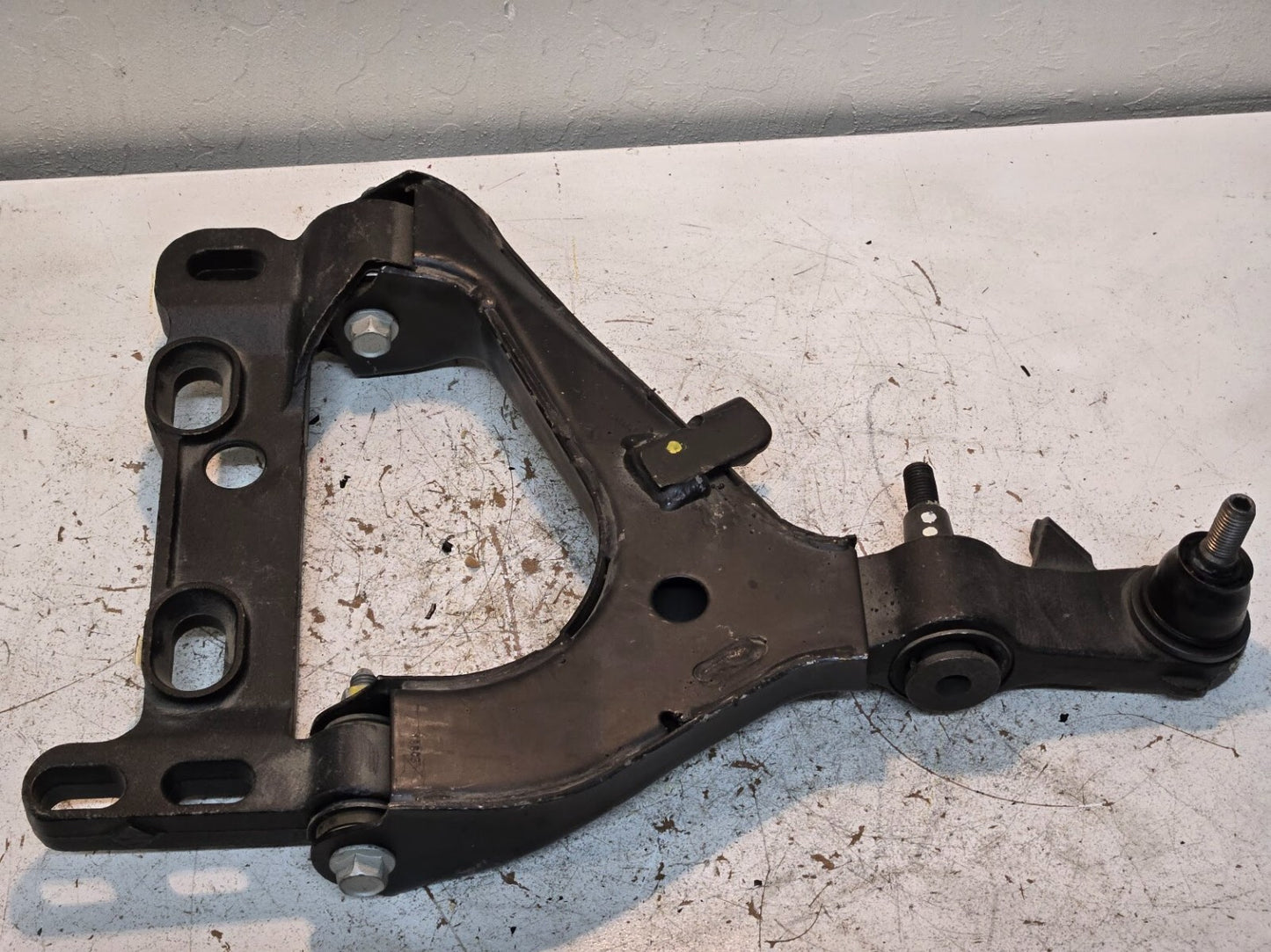 Lower Control Arm 186C3 and Mounting Bracket 15165144 for Chevy Trailblazer