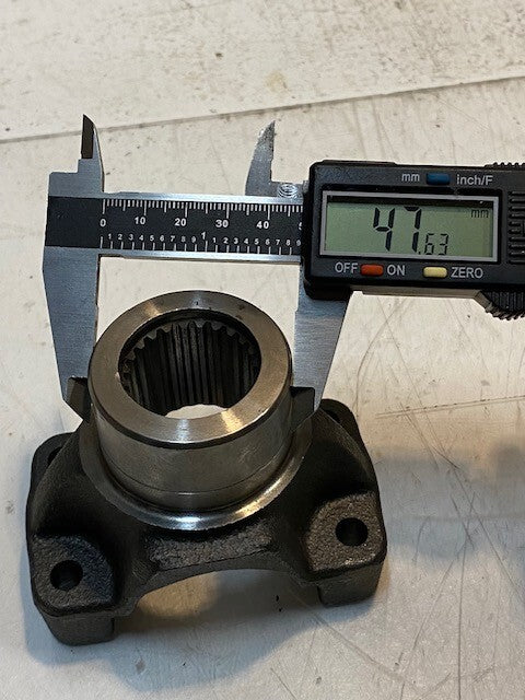 End Yoke C-268391 | 3-5/8" L 2-1/2" W 32mm Bore 8mm Bolt Holes 24-Spline