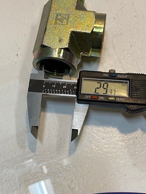 Hydraulic Tee 16 Fitting 33mm Male to 29mm Female 3-1/2" L 2-1/2" W