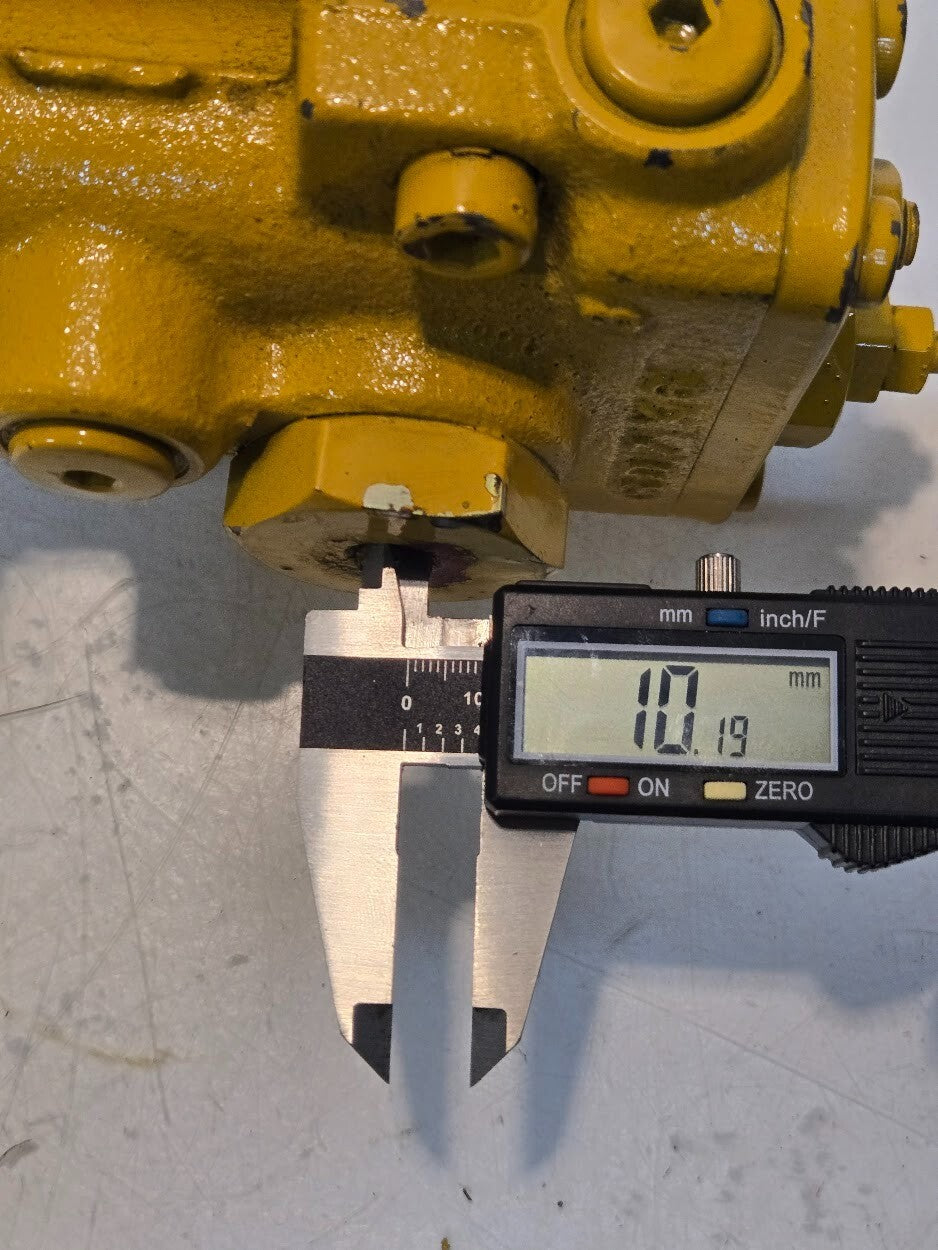 Hydraulic Control Valve SD7X6 | 9-1/2" x 4-7/8" x 3-1/2" | 10 mm Thread