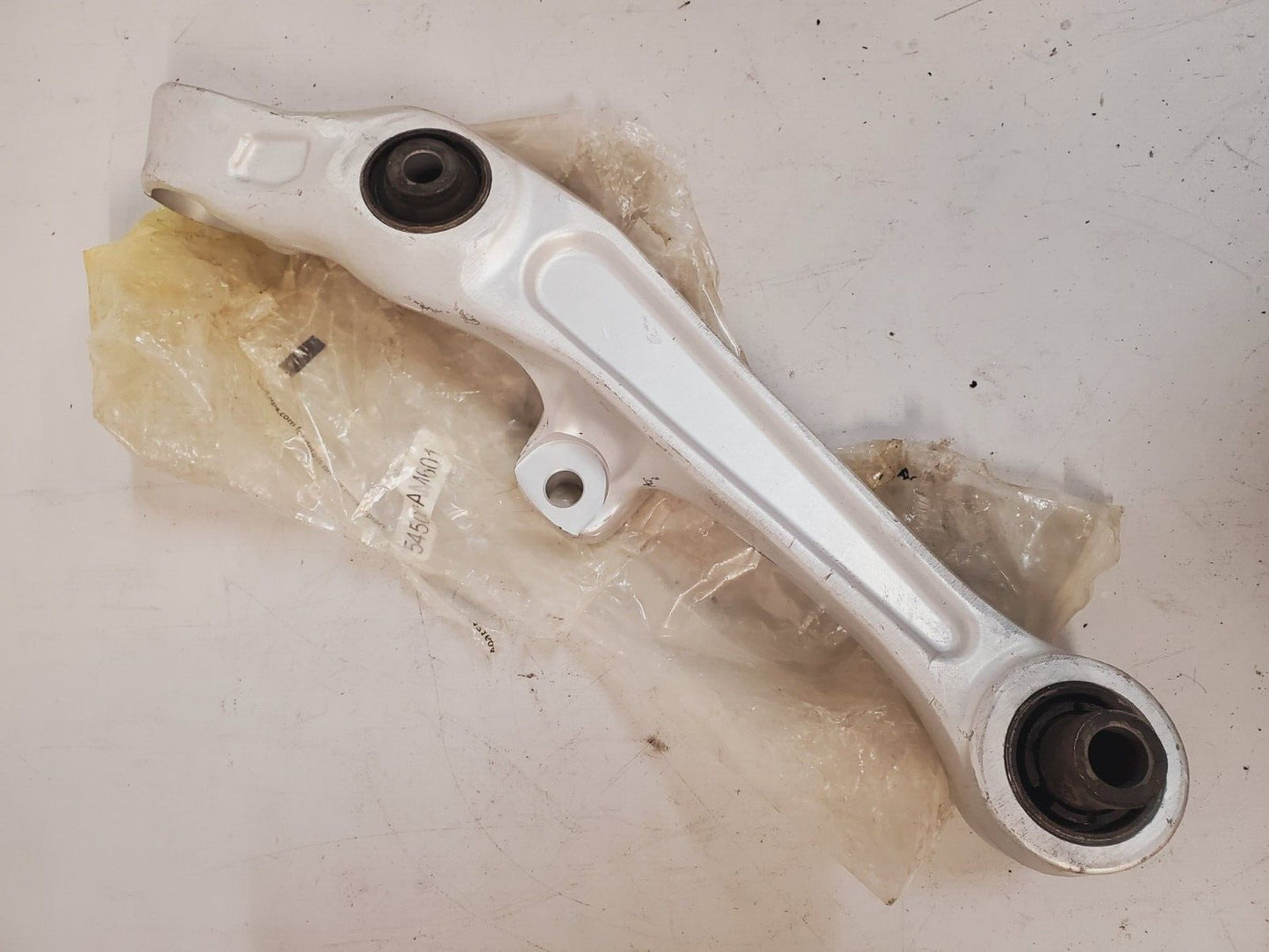 Infiniti Right Lower Control Arm 54500-AM601