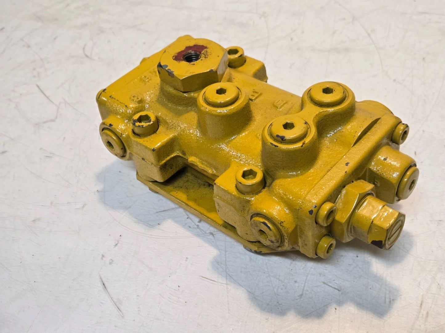 Hydraulic Control Valve SD7X6 | 9-1/2" x 4-7/8" x 3-1/2" | 10 mm Thread