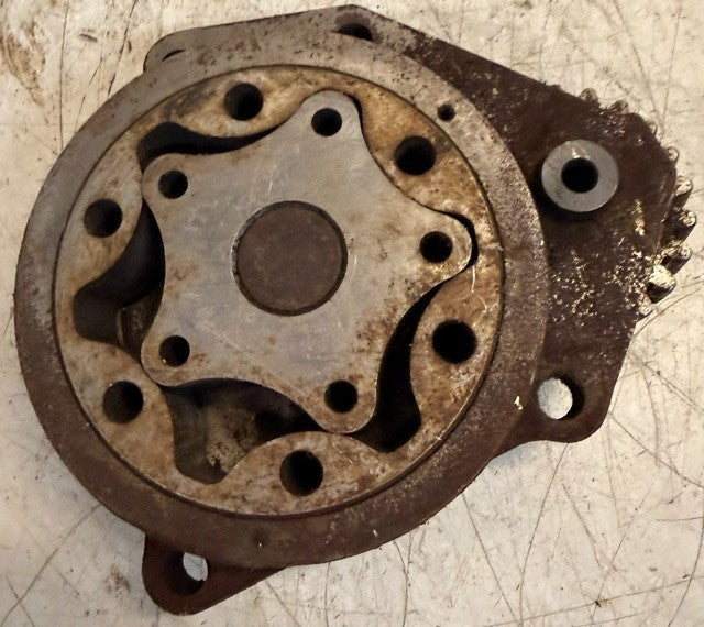 Diesel Engine Oil Pump Cast Metal With Two Drive Gears Heavy Equipment Motor