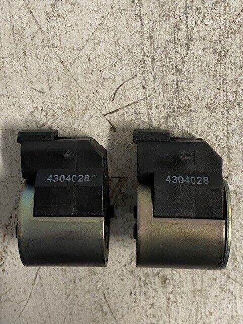 2 Qty of Solenoid Coil Valves 4304028 28 VDC 4913 PC - USED (2 Quantity)