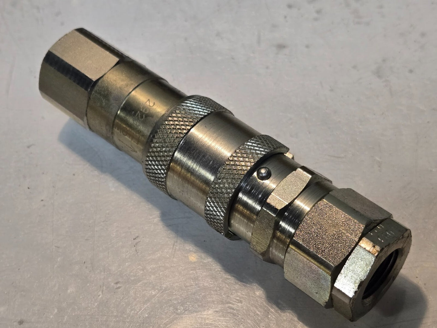 Aeroquip FD49 Series 2929 3/8" Quick Disconnect Hydraulic Valve 1/2" FNPT Ends