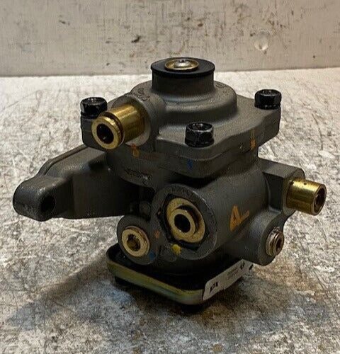 Bendix Air Brake Relay Valve T-5008328 | 909828 | 3561639C1