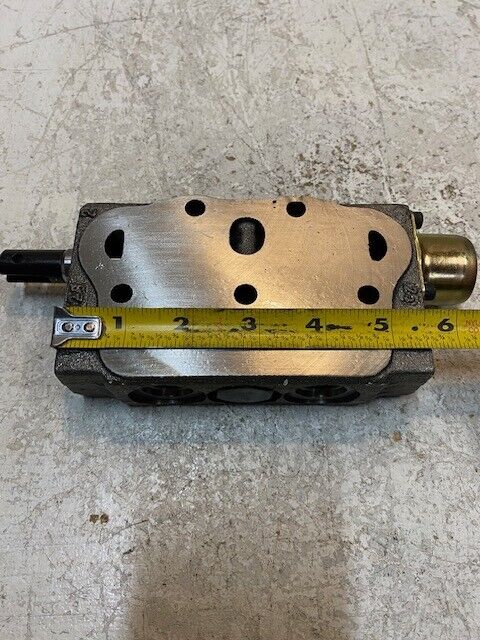 Hydraulic Direct Control Valve 052029 | 250610 5-1/2" x 3-1/4"