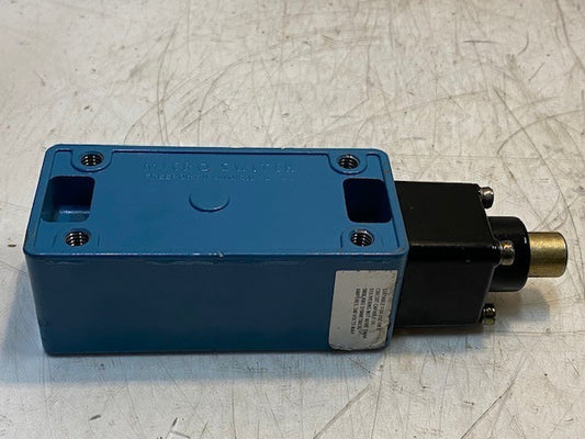 Honeywell Micro Switch 5000 RMS Symmetrical Amperes 240V Max 7" Long 16mm End