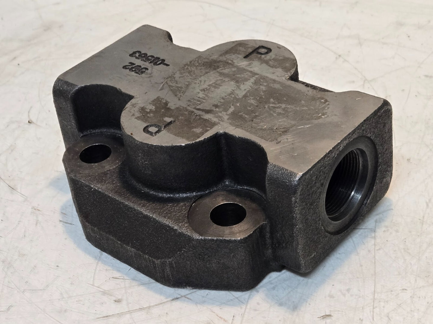 Hydraulic Pump Cover 592-01563 | KHF1580 | 2-1/4" Inlet/Outlet | 4 Bolt