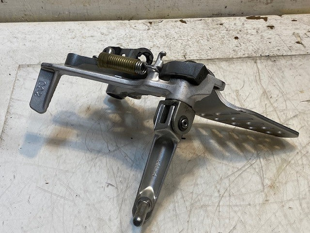 Motorcycle Rear Right Footrest Bracket and Peg Assembly 2C0-3 | 5SL-4
