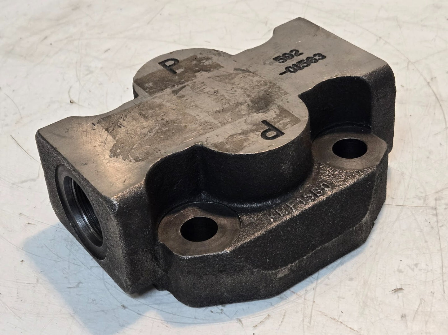 Hydraulic Pump Cover 592-01563 | KHF1580 | 2-1/4" Inlet/Outlet | 4 Bolt